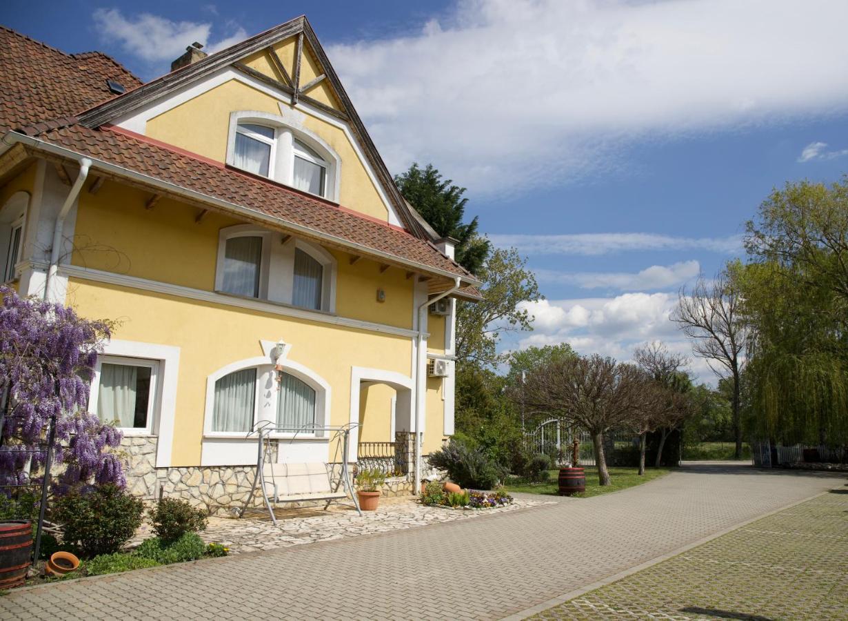 Jade Panzio Bed and Breakfast Balatonföldvár Esterno foto